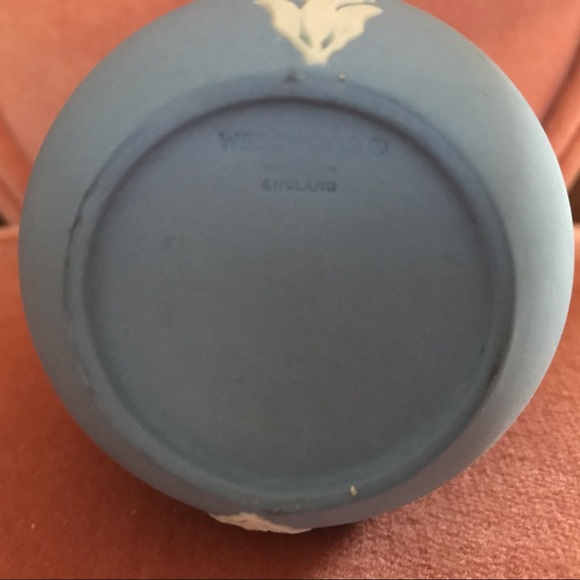 SOLD!! Wedgwood Blue Jasperware Neo Classical Bud Vase - Picture 4 of 6